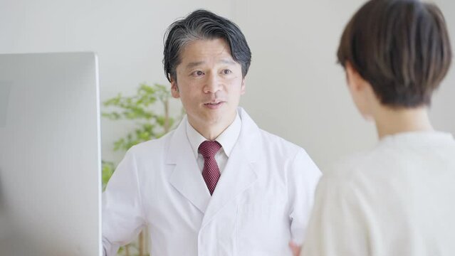患者を診察する医者（医療・病院）
