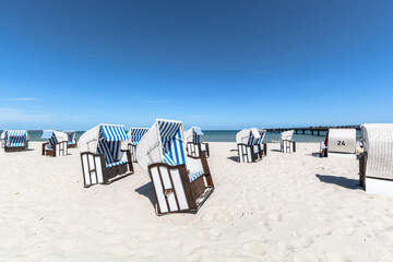 weiß-braune Strandkörbe am Strand in Prerow, Fischland-Darss