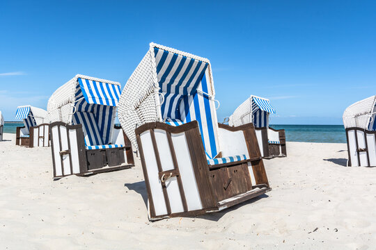 wei&szlig;-braune Strandk&ouml;rbe am Strand in Prerow, Fischland-Darss
