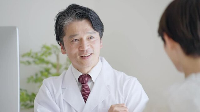 患者を診察する医者（医療・病院）