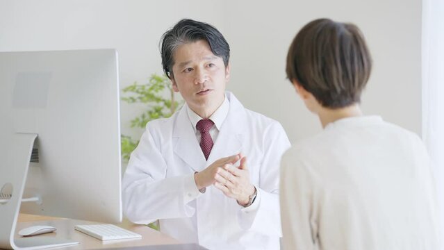 患者を診察する医者（医療・病院）