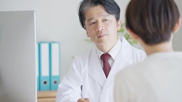 患者を診察する医者（医療・病院）