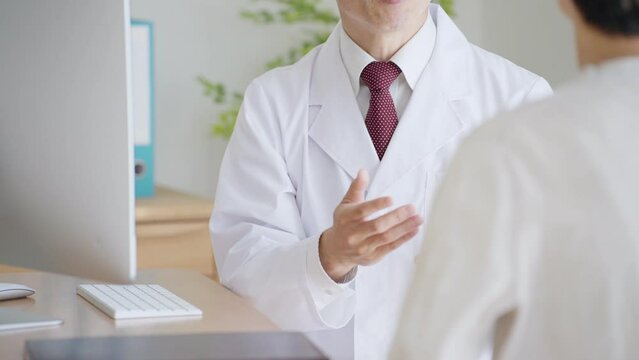 患者を診察する医者（医療・病院）