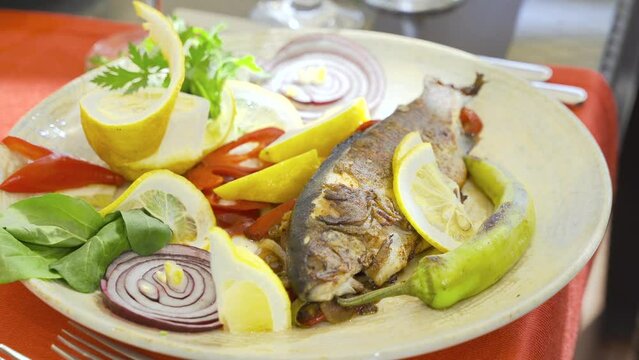 Fish serving platter.
The fish serving plate is placed on the table by the waiter.
