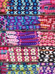 Bracelets de l'amitié ou bracelets brésiliens multicolores exposés sur un marché estival