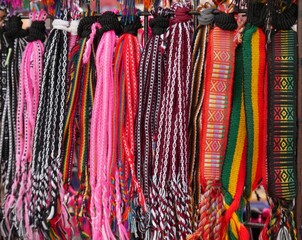 Bracelets tissés et colorés, bracelets de l'amitié exposés par lots sur un étalage