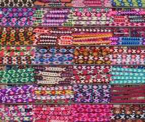 Bracelets de l'amitié ou bracelets brésiliens très colorés exposés sur un étal de marché