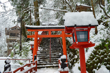 Fototapeta na wymiar 京都市貴船神社の本宮参道の雪景色 