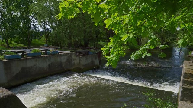 Zapora wodna na rzece, widok krajobrazu i wody