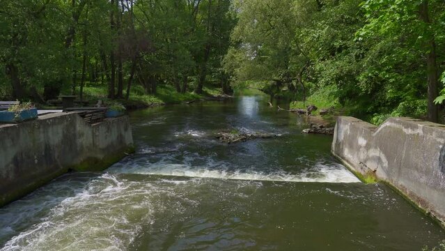Zapora wodna na rzece, widok krajobrazu i wody