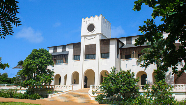 Vue sur l'entr&eacute;e du Palais des rois de lom&eacute; - Afrique de l'ouest, Togo