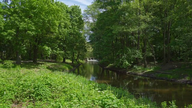Zapora wodna na rzece, widok krajobrazu i wody