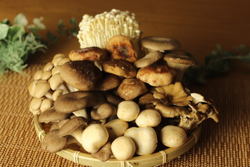 平ザルに彩られたきのこの盛り合わせ