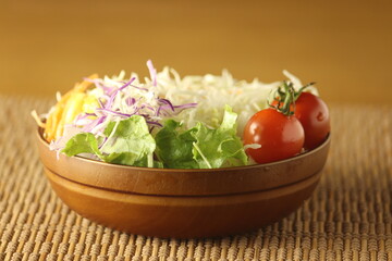木皿に入った野菜サラダ