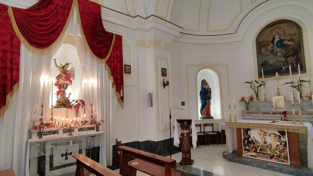 Ischia - Panoramica della navata della Chiesa di San Michele Arcangelo a Sant'Angelo