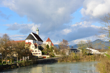 Obraz premium blick auf stadtmauer füssen von der brücke über lech, bayern, deutschland