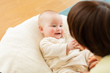 母親に笑いかける赤ちゃん