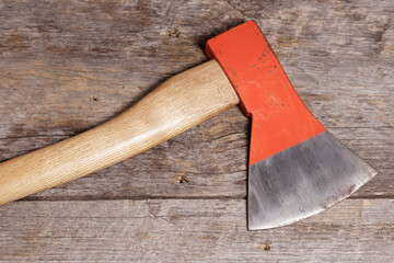 木のテーブルの上に置かれた斧