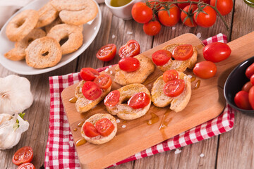 Friselle with cherry tomatoes and salt.