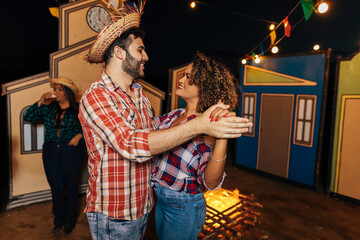 Festa junina no Brasil. Casal dançando forró no arraial da festa junina - obrazy, fototapety, plakaty
