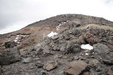 那須岳の残雪と岩山