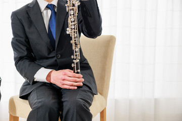 オーボエを持つ男性の手