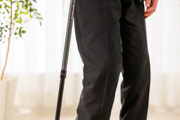 杖を持って立つ日本人男性