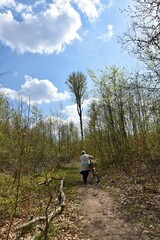 Ausflug in den Wald - Frau schiebt ihr Fahrrad durch das Parchimer Buchholz