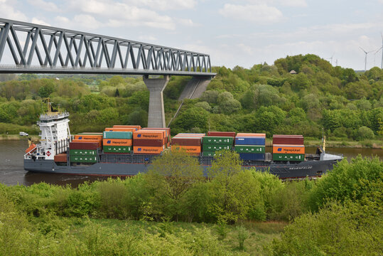 Containerschiff unter Grüntaler Hochbrücke 