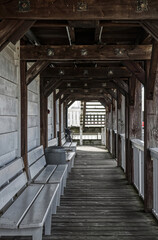 Eine historische Brücke und Bänke am Hafen von Cuxhaven