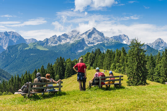 Wanderer genießen den Ausblick auf die Zugspitze; Garmisch-Partenkirchen; Deutschland