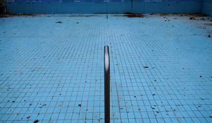 Blaues Schwimmbecken mit silbernem Metallgeländer 