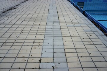 Beige graue Schwimmbeckenrandkachelfläche 