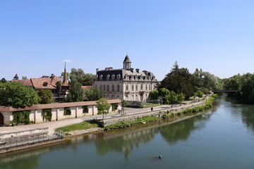 Fototapeta na wymiar Le fleuve Charente dans Angouleme, ville de Angouleme, département de la Charente, France