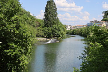Fototapeta premium Le fleuve Charente dans Angouleme, ville de Angouleme, département de la Charente, France