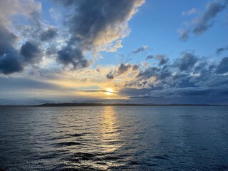 Fototapeta na wymiar sunset over the bay