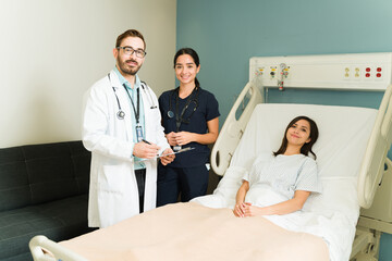 Obraz premium Medical staff with a hospitalized patient