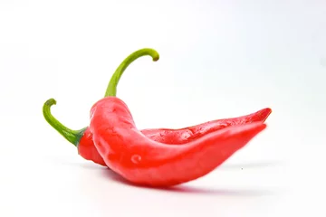 Fotobehang Rode hete chili pepers. Stapel verse rode bird& 39 s eye chili pepers geïsoleerd op een witte achtergrond © 39 Rako