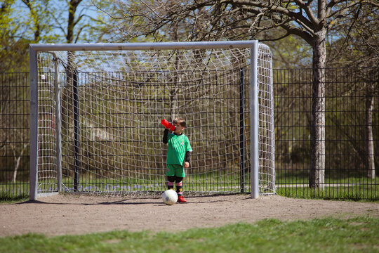 Sechsjähriger spielt Fussball