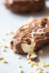 Bited almond vanilla ice-cream with chocolate glaze.