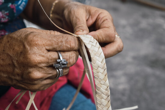 Colombian craftswoman making  traditional tolima Hats with hands