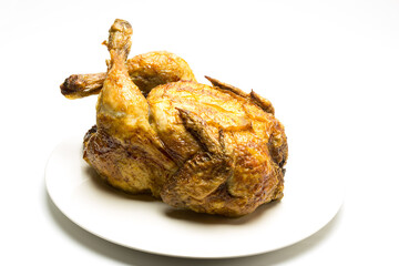 Pollo asado en un plato con fondo blanco