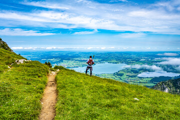 Obraz premium Wanderer genießt allgäuer Alpenforland Panorama