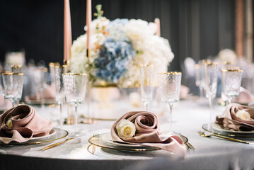 Georgeous wedding table setting. Wedding Decor.