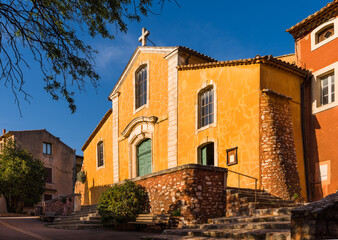Fototapeta na wymiar Saint-Michel church of the village of Roussillon in the Luberon valley in Provence, France 