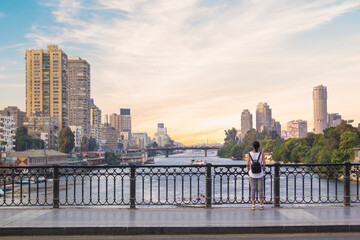Obraz premium CAIRO, EGYPT - DECEMBER 29, 2021: Beautiful view of the Nile embankment in the center of Cairo, Egypt