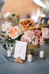 Obraz na płótnie Canvas Amazing wedding table decoration with flowers on a round festive table