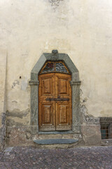 Vecchia porta di legno rovinata dal tempo