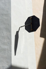 Segnale di stop visto da dietro in un vicolo di un piccolo borgo