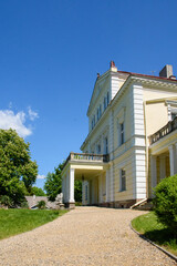 Rezydencja, siedziba. Złoty Potok. © shake_pl